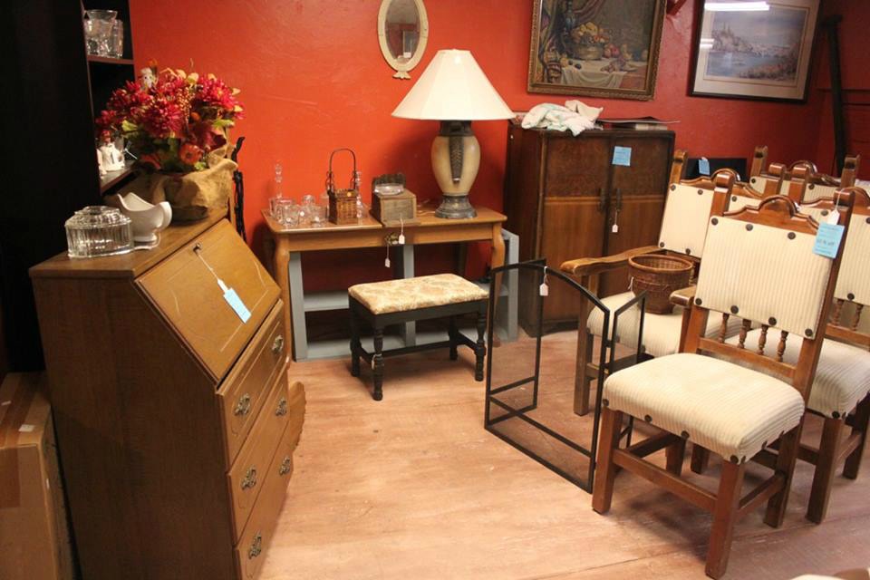 The Blue Building Antiques Alabaster AL Homeright Finish Max vendor room revamp