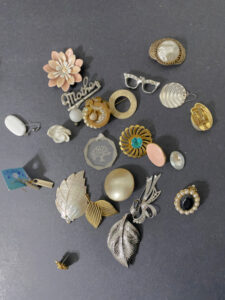 shopatblu artwork from vintage frames and jewelry